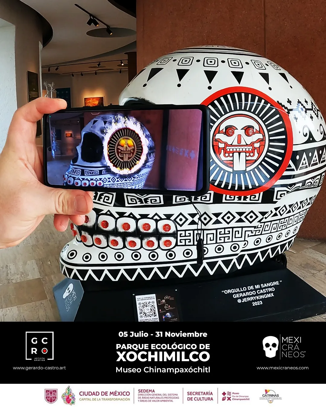 Cartel de la exhibición en el Parque Ecológico de Xochimilco con la app de realidad aumentada en uso